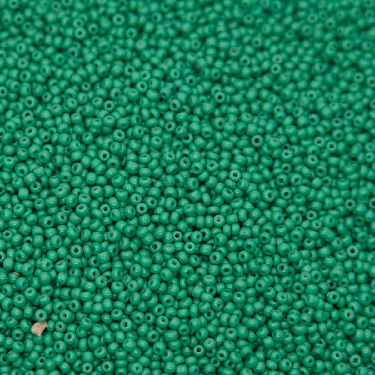 14SV184-3R: Vin Ven Seed Bead Opaque Grn #3 14/0 - 50GM