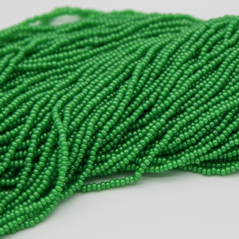 10SB682-DYR: CZ SB Dyed Light Green on Alabaster 10/0 1 HK