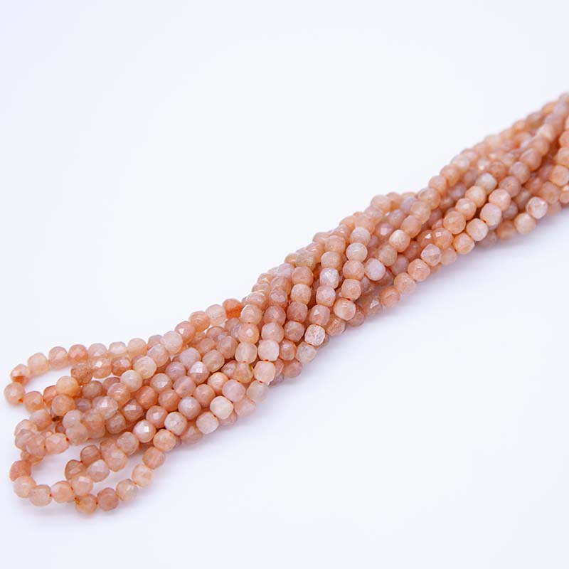 52ST185-PWF: Peach Moonstone FC Cube 4mm