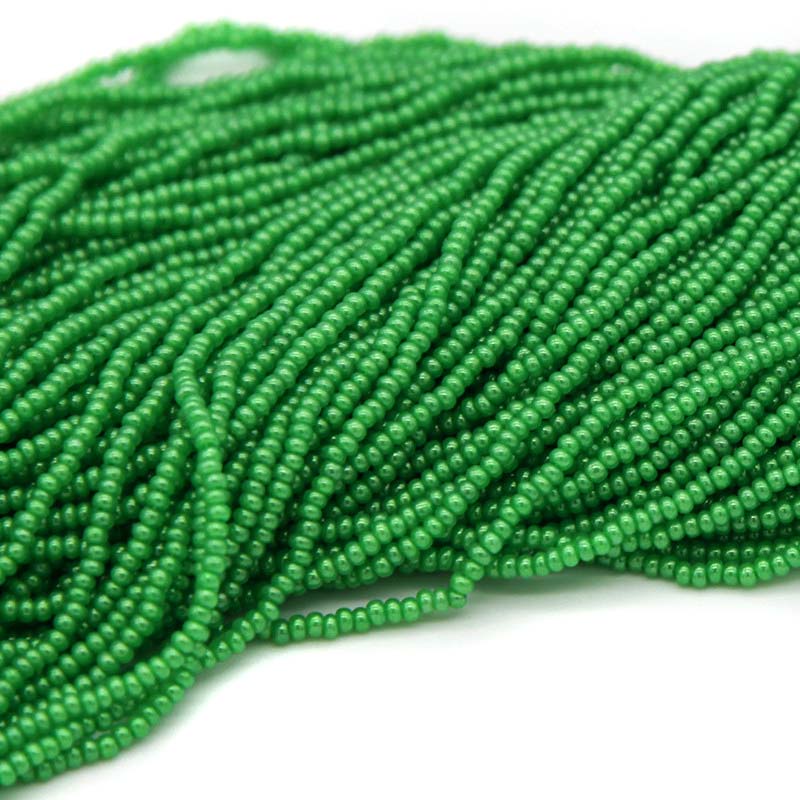 10SB682-DY: CZ SB Dyed Light Green on Alabaster 10/0 - 5HK