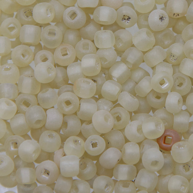 4SV100-19: Vintage Venetian Seed Bead Sq-H Tr Frostd Lt Yelllow 4/0