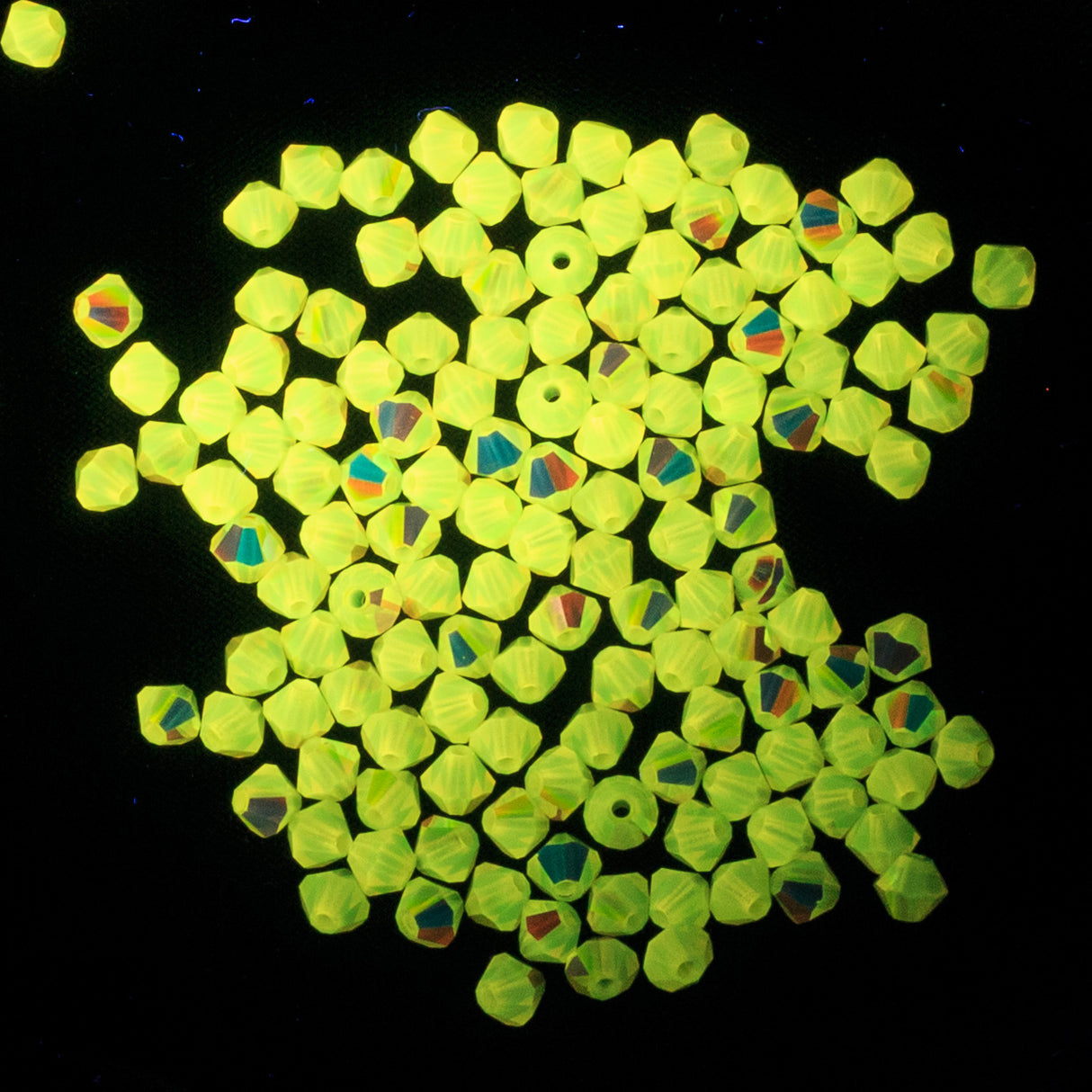 82CC580: Preciosa Crystal Dia Chrysolite Opal AB 4mm-144PC