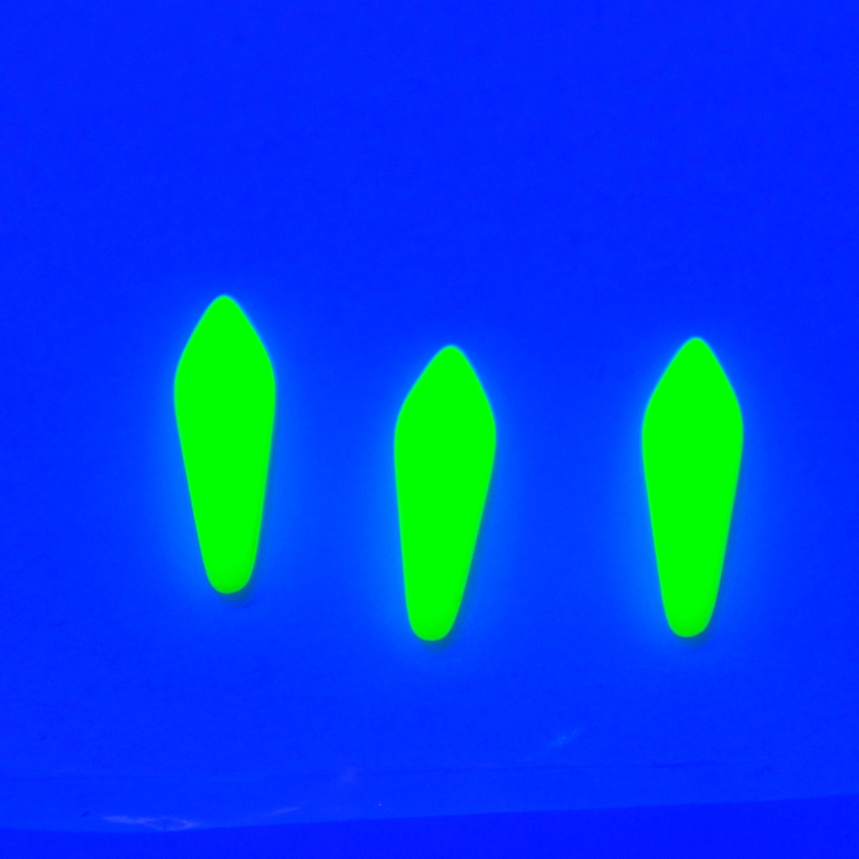 92DP622-NLR: CZ Spear Neon Yellow Matte Loose 5x16mm-15PC