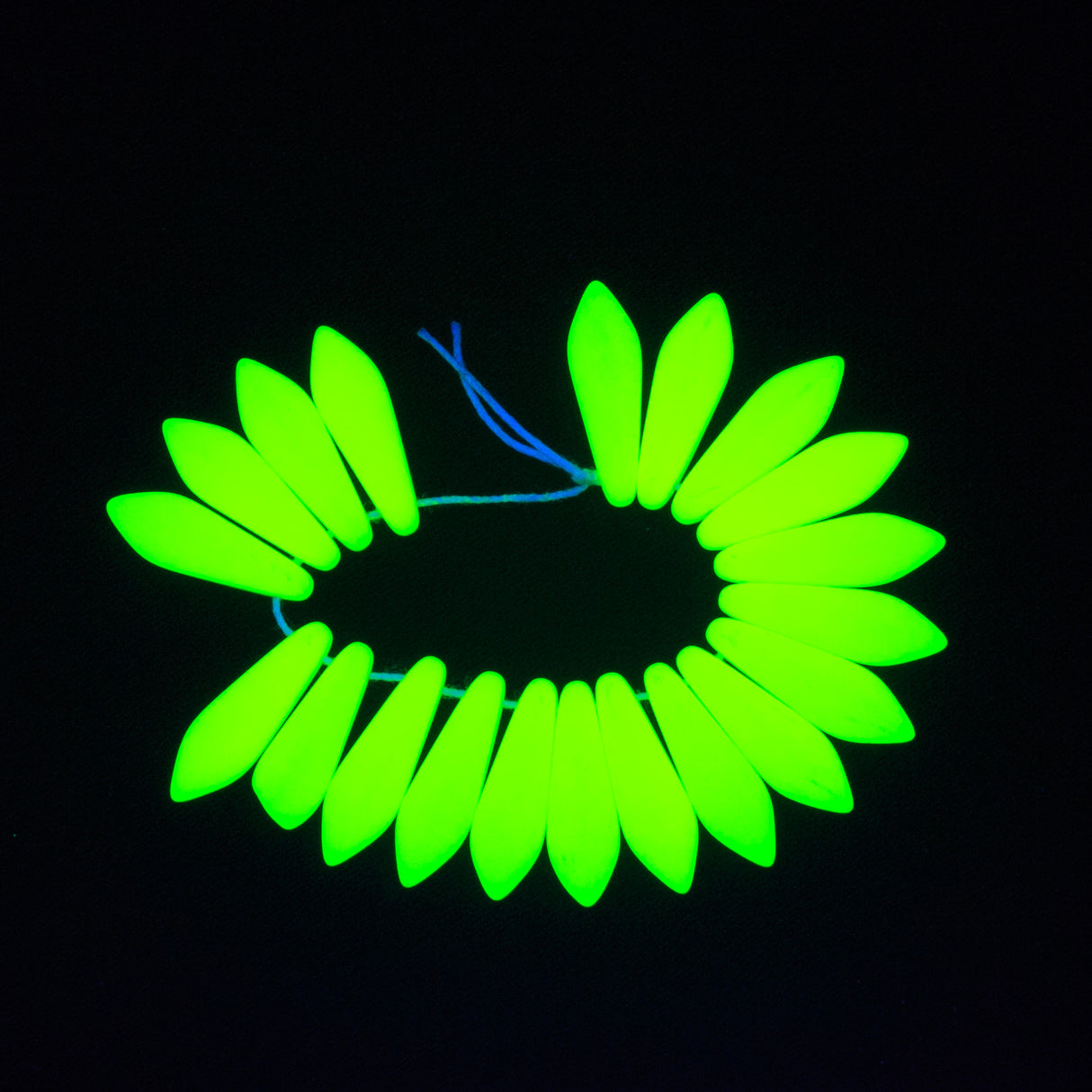 92DP622-NMR: CZ Spear Neon Yellow Matte 5x16mm-20PC